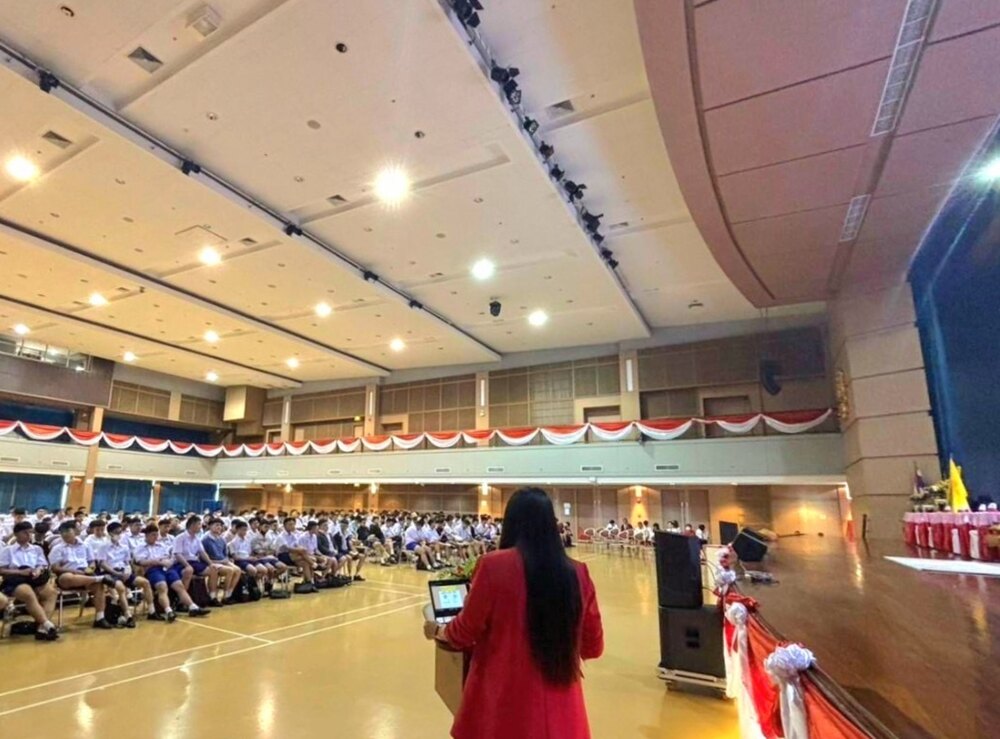 ครูหยกบรรยายหน้าหอประชุมโรงเรียนอัสสัมชัญ บางรัก